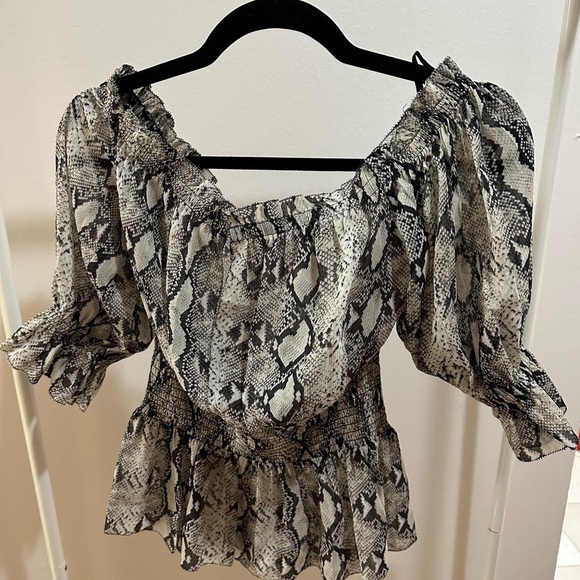 NWT L’AGENCE Snake Print off shoulder top size: XS/TP - Picture 2 of 5